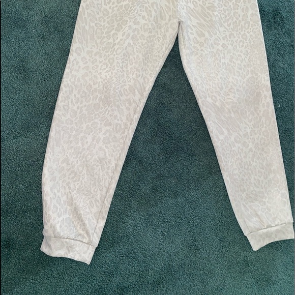 Leopard print jogger, worn twice , soft material & very comfortable! SIZE L - Picture 3 of 3